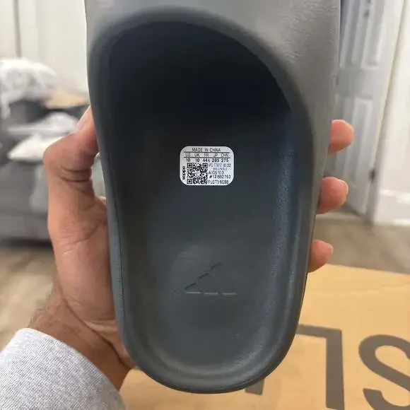 Adidas Yeezy Slide Dark Onyx - Picture 3 of 5